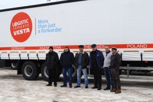 Отгрузка крупной партии тентовых полуприцепов.