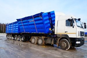 Отгрузка большой партии автопоездов-зерновозов Тонар